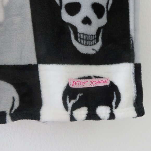 Betsey Johnson Skull Ultra Soft Plush Throw Blanket (50 in x 60in) - Picture 3 of 6
